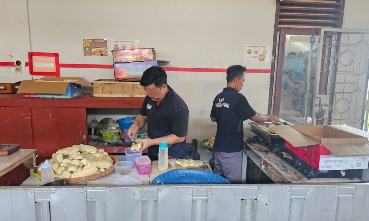 Warga Binaan Lapas Pangkalpinang Olah Roti Panggang Berbasis UMKM